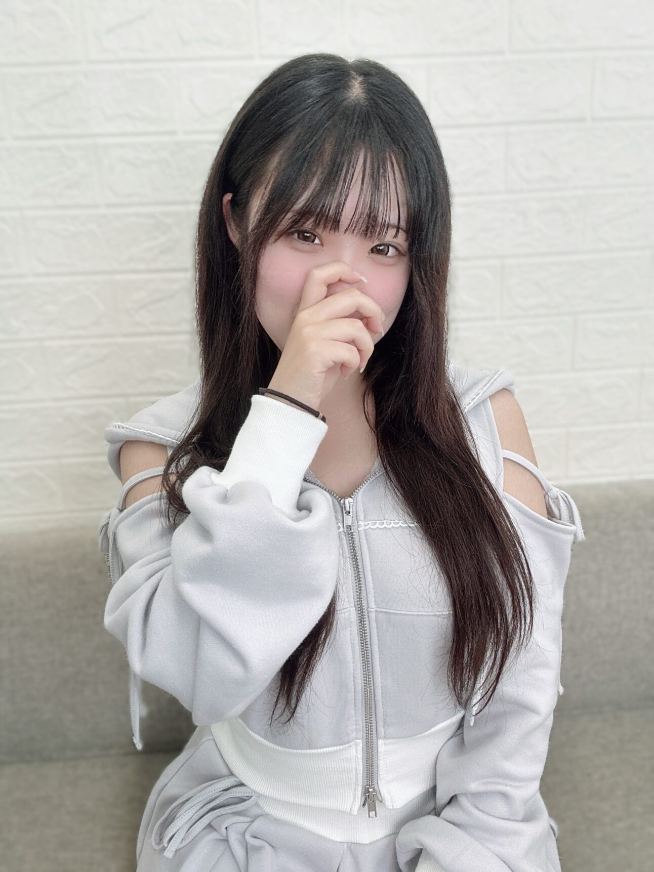 【顔は子ども!身体は大人!Fカップのロリ巨乳ちゃん!糸が引くほど濡れ濡れなアソコがエロすぎ!最後は濃厚ディープキスしながらお互い抱き合い…、こういう楽しい子はまた会いたくなっちゃう!】瀬名こなつちゃん
